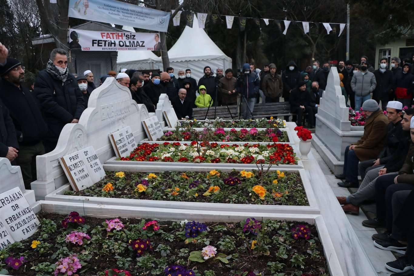 Merhum başbakan Necmettin Erbakan mezarı başında dualarla anıldı Merhum başbakan Necmettin Erbakan mezarı başında dualarla anıldı